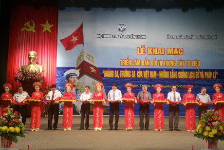 “越南的黄沙与长沙——历史证据和法律依据”资料地图展在承天顺化省举行 ảnh 1