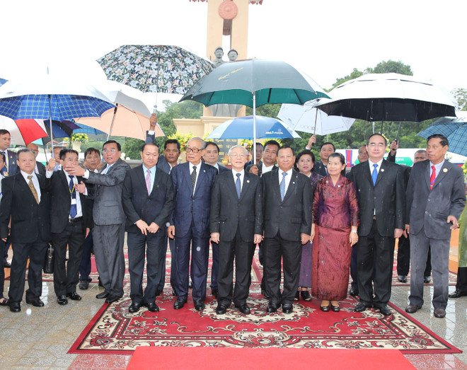 越共中央总书记阮富仲出席越柬友谊纪念碑竣工仪式 ảnh 1