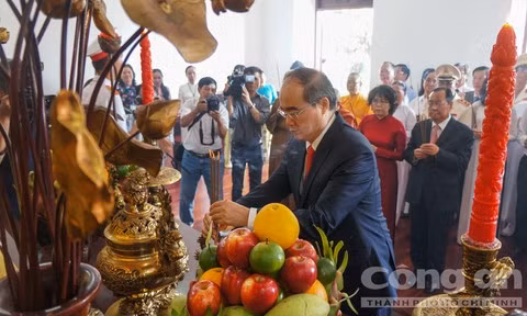 胡志明市领导人向各位英烈敬香 ảnh 1