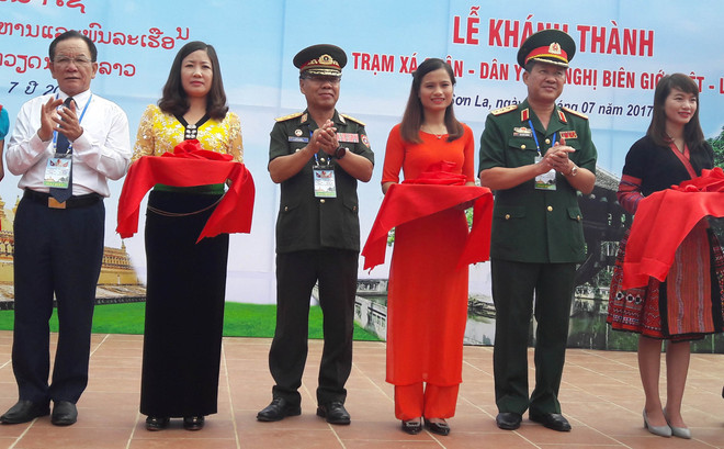 第一届越老边境友谊交流活动:两国举行诸多富有意义的活动 ảnh 2 第一届越老边境友谊交流活动:两国举行诸多富有意义的活动 ảnh 2