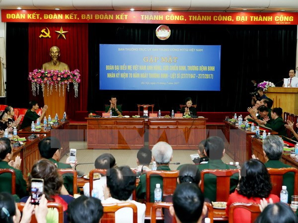 越南祖国阵线中央委员会主席会见全国越南英雄母亲和革命战争时期有功人员代表团 ảnh 1 越南祖国阵线中央委员会主席会见全国越南英雄母亲和革命战争时期有功人员代表团 ảnh 1
