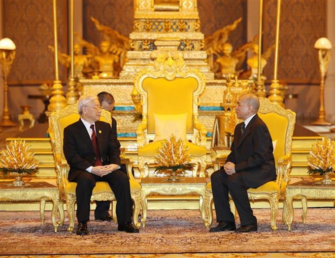 越南与柬埔寨发表关于加强友谊与合作关系的联合声明 ảnh 1 越南与柬埔寨发表关于加强友谊与合作关系的联合声明 ảnh 1