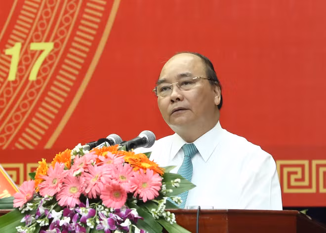 政府总理阮春福在广南省出席模范革命有功者表彰大会 ảnh 2 政府总理阮春福在广南省出席模范革命有功者表彰大会 ảnh 2