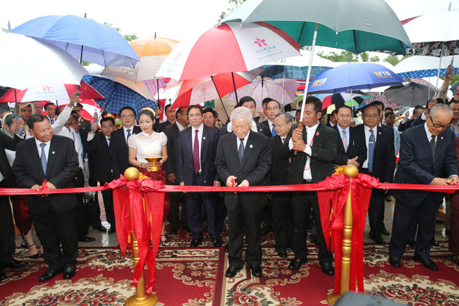 越共中央总书记阮富仲出席越柬友谊纪念碑竣工仪式 ảnh 2