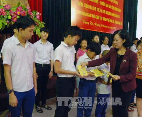 中央民运部部长:广治省应继续关照对革命有功者的生活 ảnh 1 中央民运部部长:广治省应继续关照对革命有功者的生活 ảnh 1