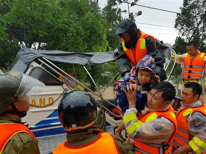 越南政府总理决定发放4000吨大米援助中部灾民 ảnh 1 越南政府总理决定发放4000吨大米援助中部灾民 ảnh 1