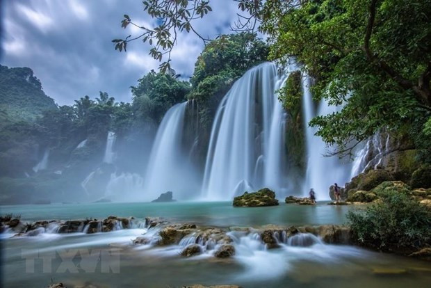 尽早试点组织越中两国游客参观板约(越南)——德天(中国)瀑布景区 ảnh 2 尽早试点组织越中两国游客参观板约(越南)——德天(中国)瀑布景区 ảnh 2