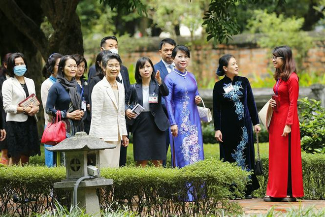 日本首相菅义伟夫人参观文庙国子监和越南妇女博物馆 ảnh 2