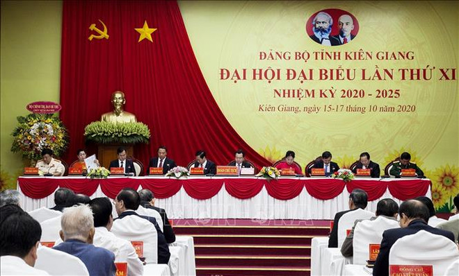 迎接党的十三大:张和平同志出席越共坚江省第十一次代表大会 ảnh 1 迎接党的十三大:张和平同志出席越共坚江省第十一次代表大会 ảnh 1