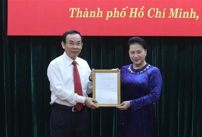 迎接党的十三大:提名推荐胡志明市党部委员会选举阮文年同志担任2020-2025年任期胡志明市市委书记 ảnh 2 迎接党的十三大:提名推荐胡志明市党部委员会选举阮文年同志担任2020-2025年任期胡志明市市委书记 ảnh 2