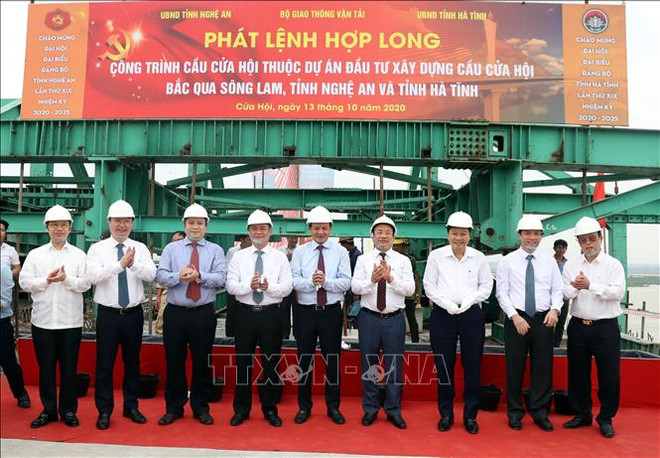 连接乂安、河静两省的会门桥正式合龙 ảnh 1 连接乂安、河静两省的会门桥正式合龙 ảnh 1