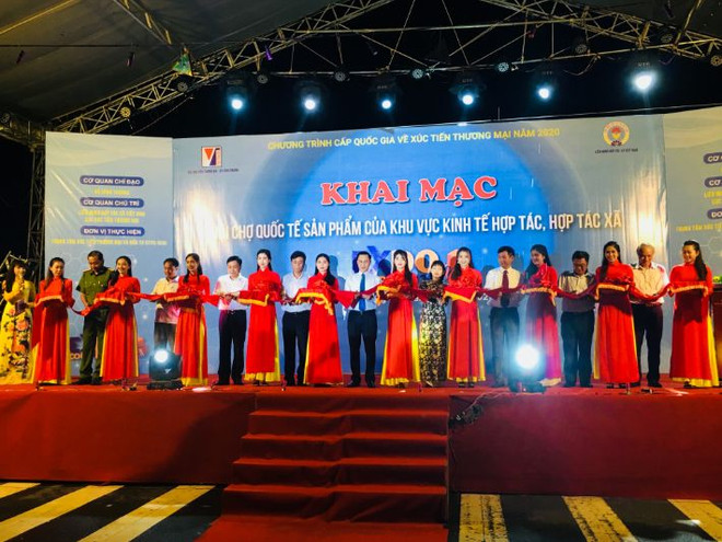 2020年越南国际合作经济区与合作社产品博览会在芹苴市开幕 ảnh 1