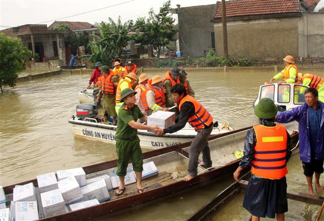 越南中部遭遇严重暴雨洪涝灾害 多地淹没在洪水之中 ảnh 2 越南中部遭遇严重暴雨洪涝灾害 多地淹没在洪水之中 ảnh 2