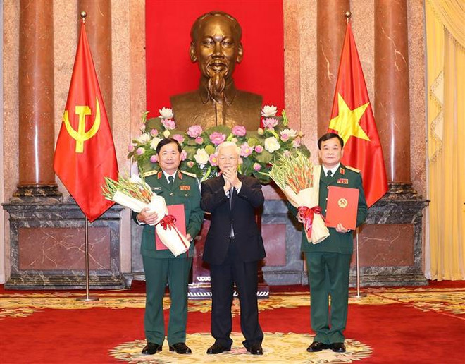 阮富仲总书记向中将晋升上将军衔的军官颁发命令状 ảnh 1 阮富仲总书记向中将晋升上将军衔的军官颁发命令状 ảnh 1