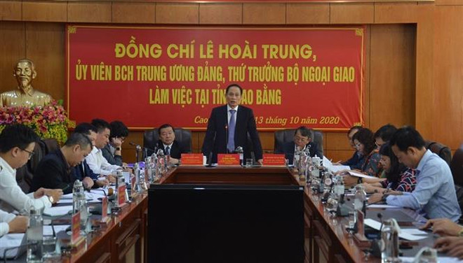 尽早试点组织越中两国游客参观板约(越南)——德天(中国)瀑布景区 ảnh 1 尽早试点组织越中两国游客参观板约(越南)——德天(中国)瀑布景区 ảnh 1