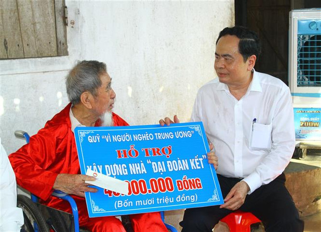 越南祖国阵线中央委员会主席陈青敏看望慰问乂安省优抚家庭 ảnh 2