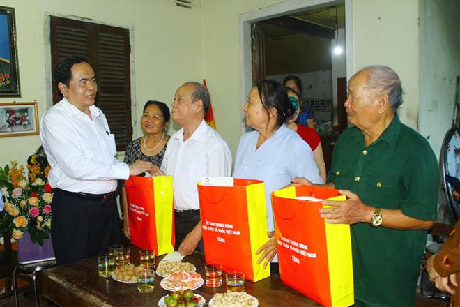 越南祖国阵线中央委员会主席陈青敏看望慰问乂安省优抚家庭 ảnh 1