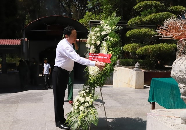 越南祖国阵线中央委员会主席陈青敏看望慰问河静省优抚家庭 ảnh 2 越南祖国阵线中央委员会主席陈青敏看望慰问河静省优抚家庭 ảnh 2