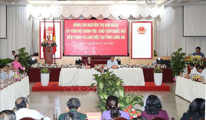 越南国会主席与隆安省主要领导举行工作会谈 ảnh 1 越南国会主席与隆安省主要领导举行工作会谈 ảnh 1