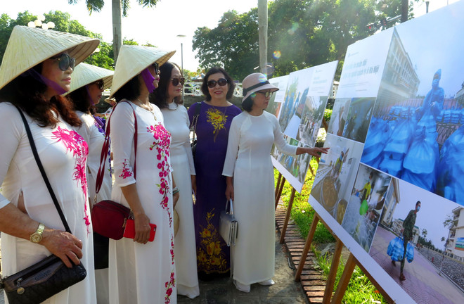 “越南抗击新冠肺炎疫情”图片展亮相承天顺化省 ảnh 2 “越南抗击新冠肺炎疫情”图片展亮相承天顺化省 ảnh 2