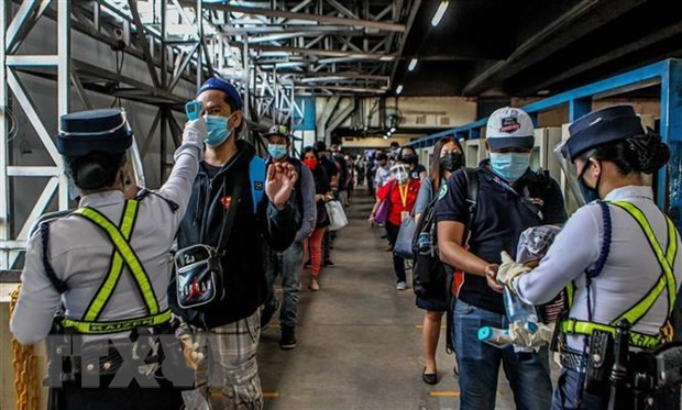 新冠肺炎疫情：印尼单日新增死亡病例创新高 菲律宾部署警察确保隔离措施的执行 ảnh 1