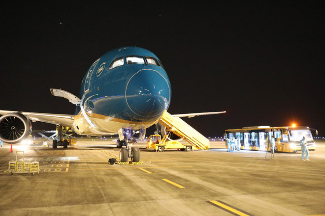 把在美国的越南公民接回国 一名乘客在飞行中发生意外抢救无效死亡 ảnh 1 把在美国的越南公民接回国 一名乘客在飞行中发生意外抢救无效死亡 ảnh 1