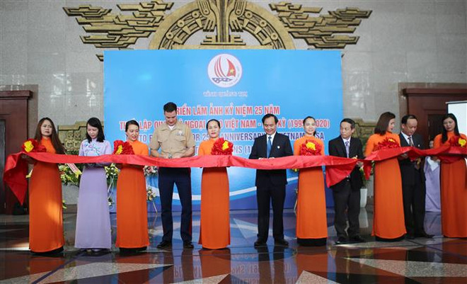 纪念越美建交25周图片展在广治省举行 ảnh 1 纪念越美建交25周图片展在广治省举行 ảnh 1