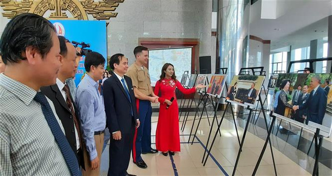 纪念越美建交25周图片展在广治省举行 ảnh 2 纪念越美建交25周图片展在广治省举行 ảnh 2