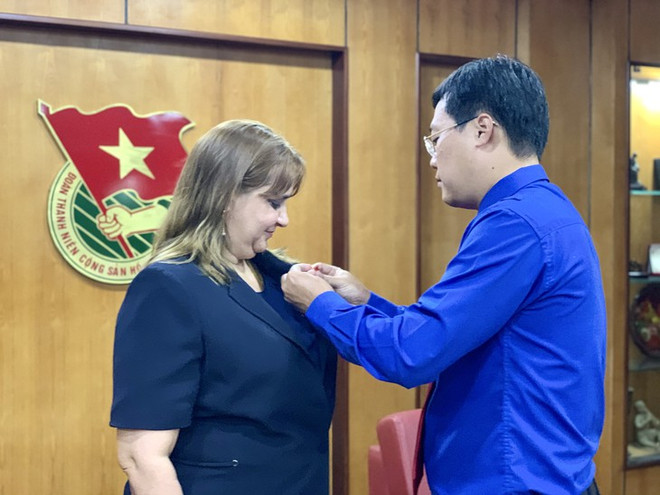 胡志明共青团中央委员会向古巴驻越副大使授予“年轻一代贡献”纪念章 ảnh 1 胡志明共青团中央委员会向古巴驻越副大使授予“年轻一代贡献”纪念章 ảnh 1