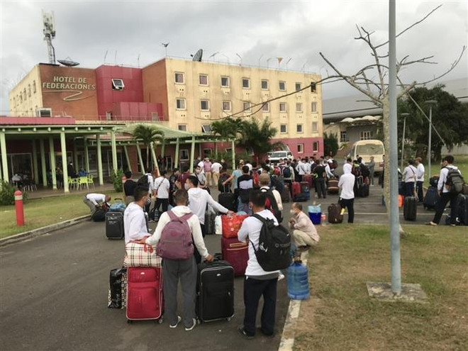 在赤道几内亚的越南劳动者对政府总理指示尽早将其接回国感到高兴 ảnh 1 在赤道几内亚的越南劳动者对政府总理指示尽早将其接回国感到高兴 ảnh 1