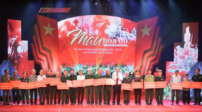 2020年第13次“红色之花”艺术晚会在河内举行 ảnh 2