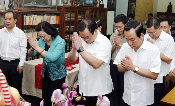 河内市领导人敬香悼念已故总书记黎笋 ảnh 1
