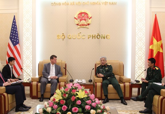 越南国防部副部长阮志咏上将会见美国防长助理兰德尔·施里弗 ảnh 1