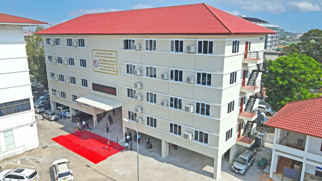 越老建交60周年:老挝中小型企业促进局办公楼交接仪式在万象举行 ảnh 2 越老建交60周年:老挝中小型企业促进局办公楼交接仪式在万象举行 ảnh 2