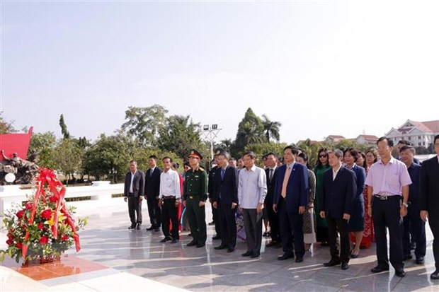 越老建交60周年:在老越南人社群敬献花篮 纪念凯山·丰威汉主席诞辰102周年 ảnh 1 越老建交60周年:在老越南人社群敬献花篮 纪念凯山·丰威汉主席诞辰102周年 ảnh 1