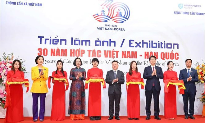 “越南-韩国合作30周年”图片展举行 ảnh 1 “越南-韩国合作30周年”图片展举行 ảnh 1