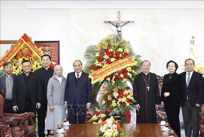 越南国家主席阮春福圣诞节前走访慰问天主教界 ảnh 1 越南国家主席阮春福圣诞节前走访慰问天主教界 ảnh 1