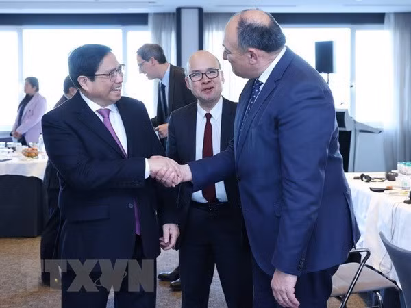 越南政府总理范明政会见比利时领先公司和集团领导 ảnh 1