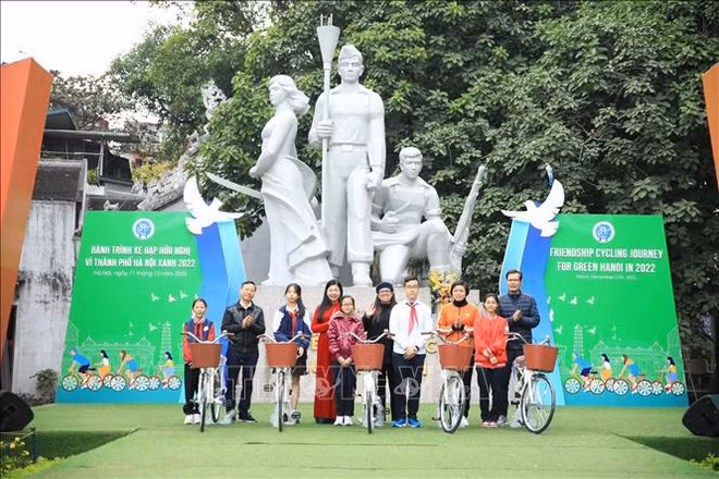2022年自行车友好之旅推广河内“致力于和平城市”的形象 ảnh 1