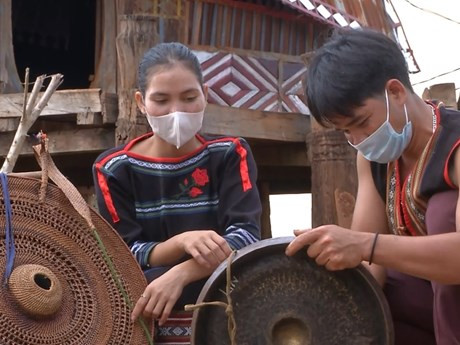 嘉莱省少数民族同胞为西原锣钲编藤“新衣” ảnh 1 嘉莱省少数民族同胞为西原锣钲编藤“新衣” ảnh 1