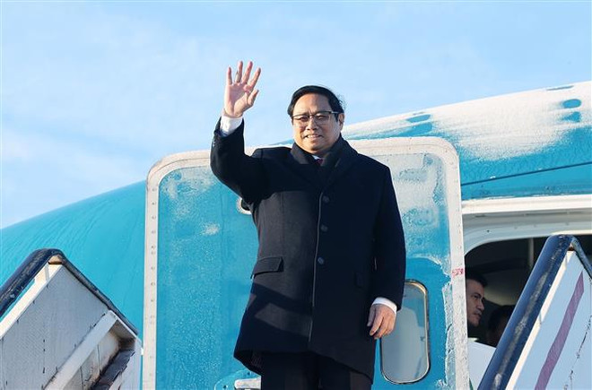 越南政府总理范明政抵达布鲁塞尔出席东盟-欧盟关系45周年纪念峰会并对比利时王国进行正式访问 ảnh 1 越南政府总理范明政抵达布鲁塞尔出席东盟-欧盟关系45周年纪念峰会并对比利时王国进行正式访问 ảnh 1