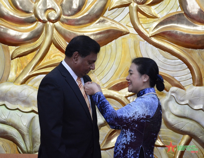 越南向斯里兰卡驻越南大使授予“致力于各民族和平友谊”纪念章 ảnh 1 越南向斯里兰卡驻越南大使授予“致力于各民族和平友谊”纪念章 ảnh 1