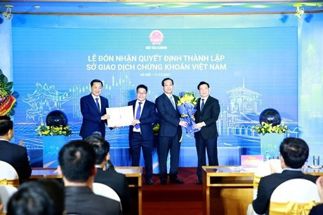 越南政府副总理黎明慨出席越南证券交易所揭牌仪式 ảnh 1 越南政府副总理黎明慨出席越南证券交易所揭牌仪式 ảnh 1