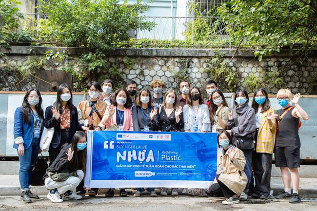 越南与法国大学生踊跃参加垃圾分类收集站设计 ảnh 1 越南与法国大学生踊跃参加垃圾分类收集站设计 ảnh 1