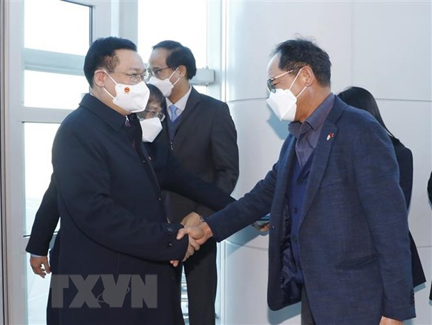 越南国会主席王廷惠抵达首尔 开始对韩国进行正式访问 ảnh 1 越南国会主席王廷惠抵达首尔 开始对韩国进行正式访问 ảnh 1