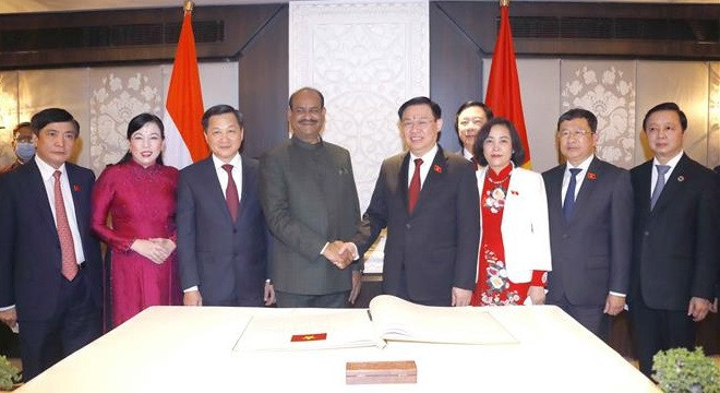 越南国会主席王廷惠与印度下议院议长奥姆·比拉举行会谈 ảnh 1