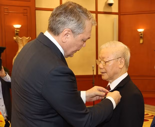 越共中央总书记阮富仲荣获俄罗斯联邦共产党中央委员会的列宁奖 ảnh 1 越共中央总书记阮富仲荣获俄罗斯联邦共产党中央委员会的列宁奖 ảnh 1