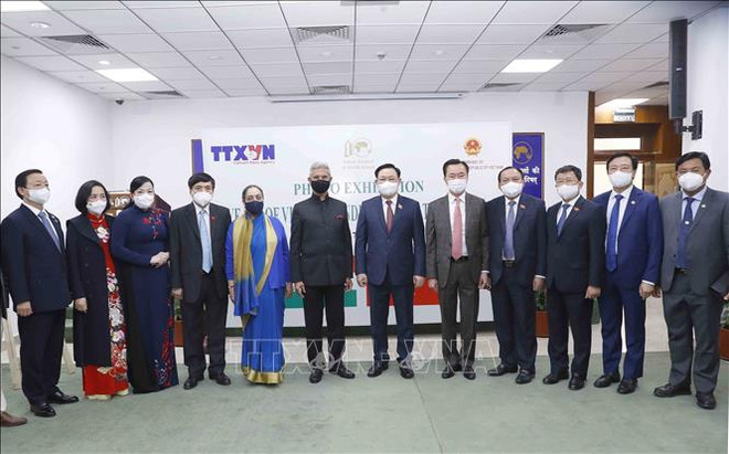 “越印建交50周年”图片展在新德里举行 ảnh 1