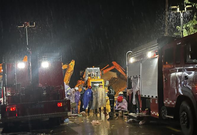 重点攻克保禄山口山体滑坡,积极应对中部高原和南部地区暴雨 ảnh 2 重点攻克保禄山口山体滑坡,积极应对中部高原和南部地区暴雨 ảnh 2