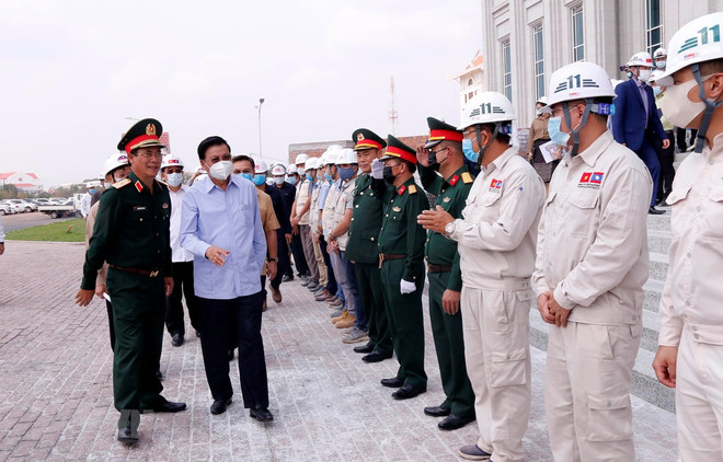  老挝领导实地走访调研由越南援建的国会大厦工程建设进度 ảnh 1